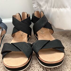 Life Stride Black and Tan Sandals